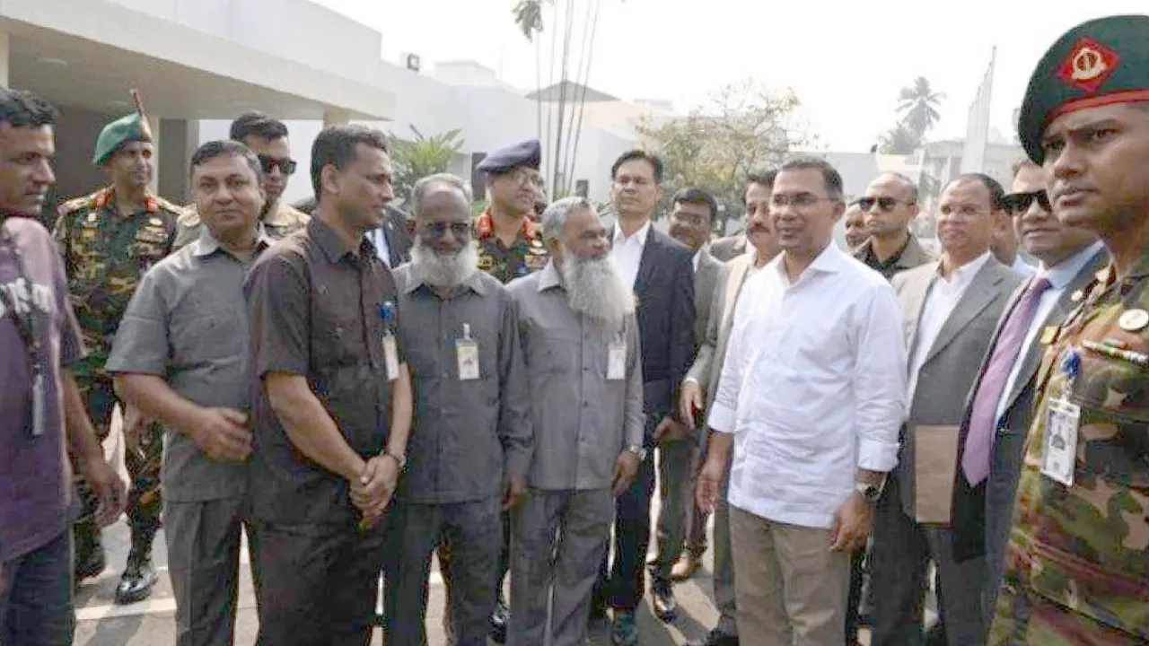 প্রধানমন্ত্রী তারেক রহমানের ডান পাশে দাঁড়িয়ে লম্বা সাদা দাড়ি নূর