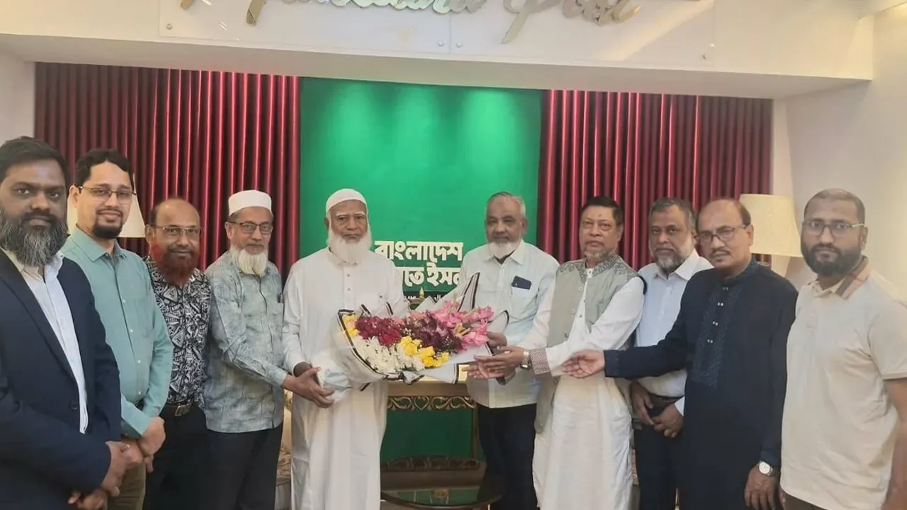 ন্যাশনাল ডক্টরস ফোরামের (এনডিএফ) নেতাদের ফুলের শুভেচ্ছা গ্রহণ করেন জামায়াত আমির