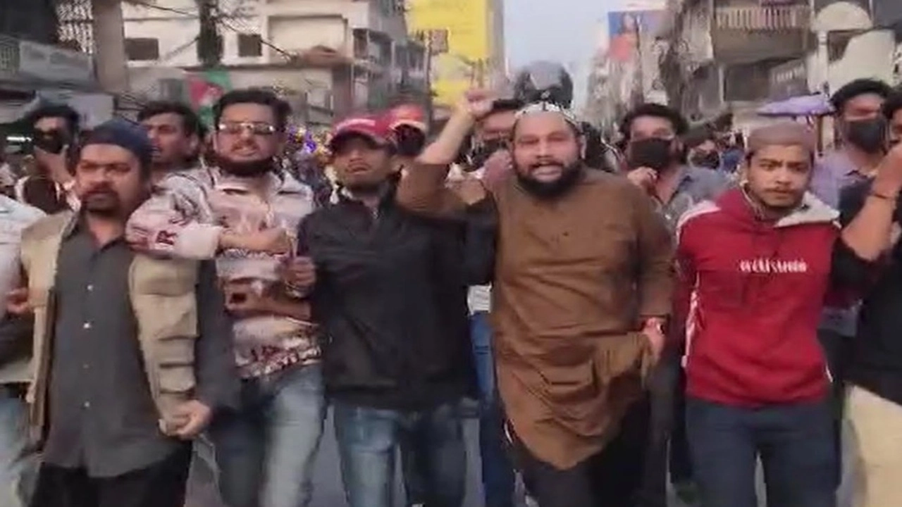 আওয়ামীলীগ কার্যালয়ে আগুন দেওয়ায় আ’লীগ নেতাকর্মীদের বিক্ষোভ মিছিল