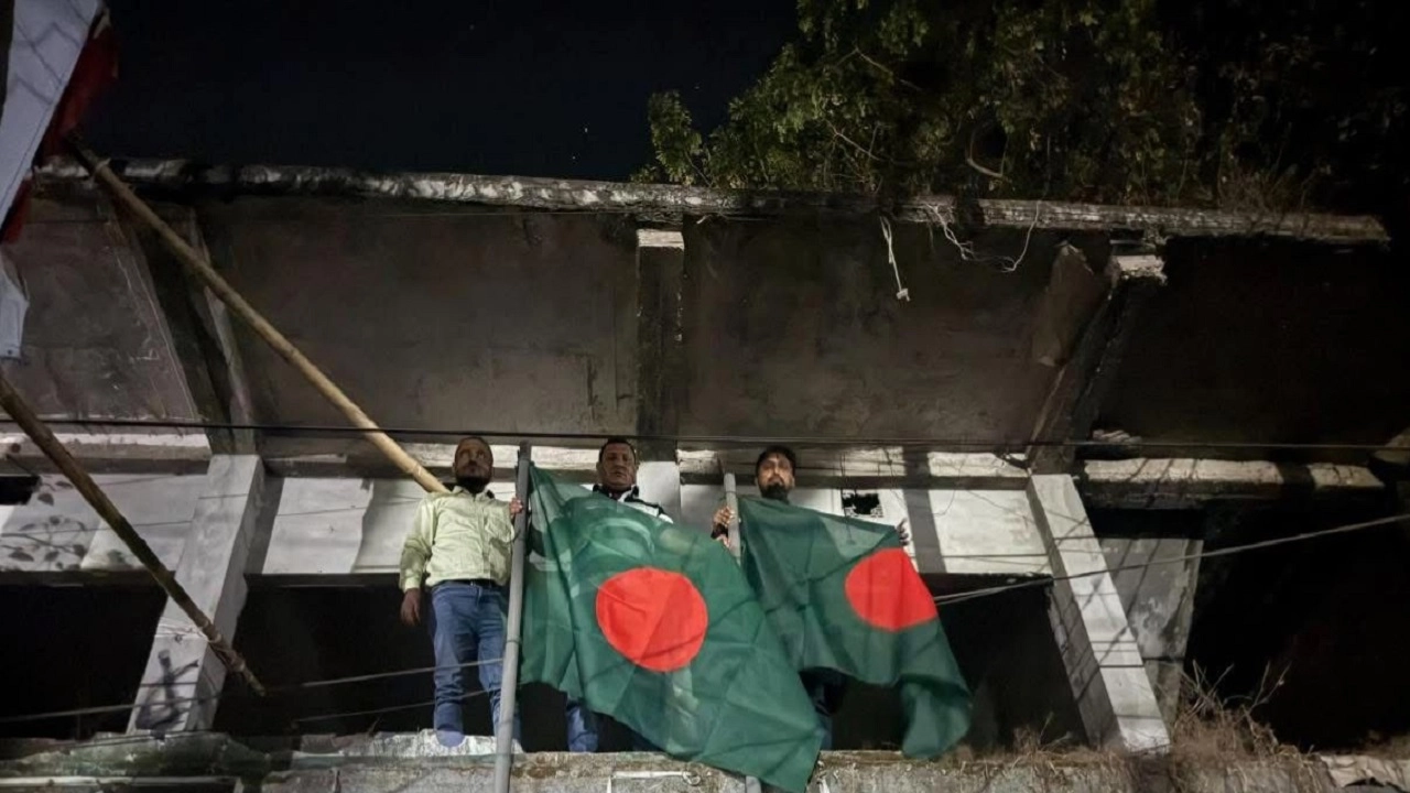 নগরকান্দায় নিষিদ্ধ আ.লীগ কার্যালয়ে পতাকা উত্তোলন