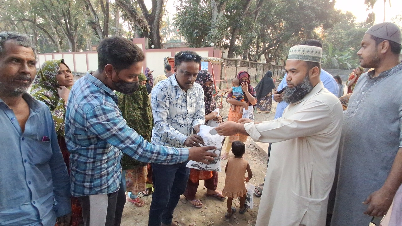 সুলতান সালাউদ্দিন টুকুর পক্ষে ইফতার বিতরণ করছেন জেলা বিএনপির নেতারা