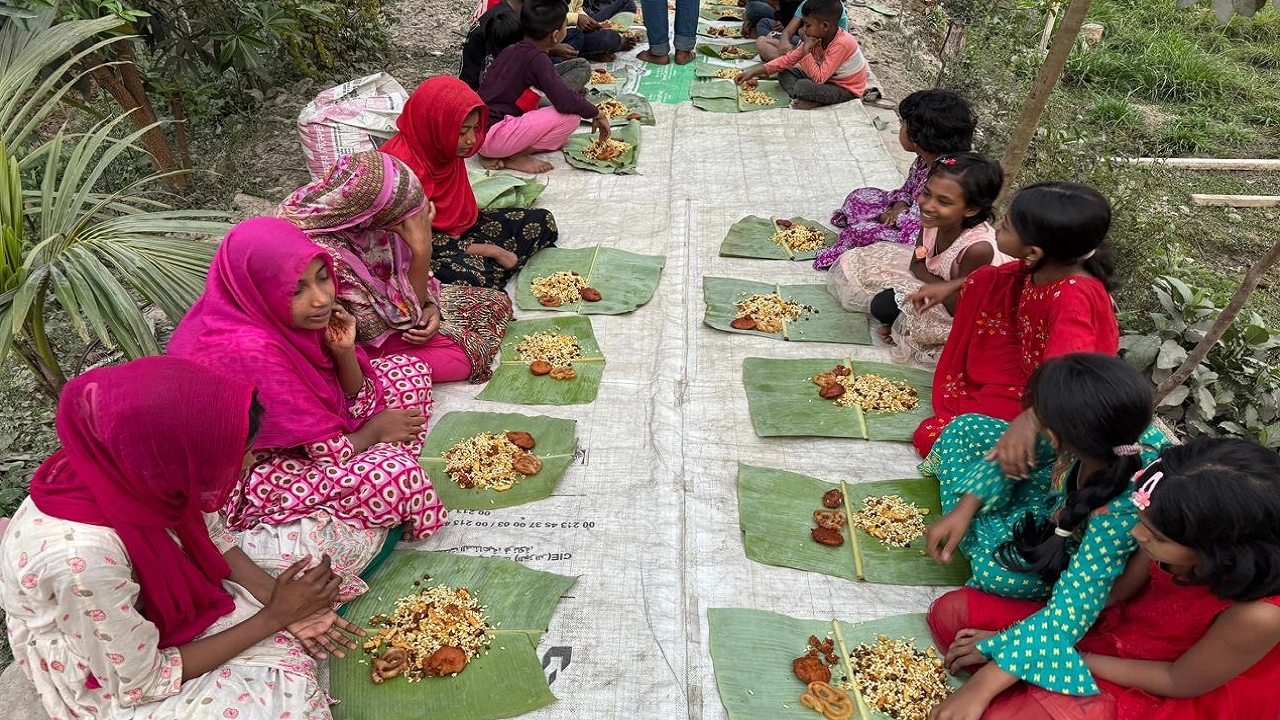 কলাপাতায় আয়োজিত ইফতার