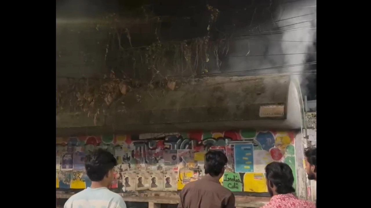 ঢাকা বিশ্ববিদ্যালয়ের যাত্রী ছাউনিতে আগুন