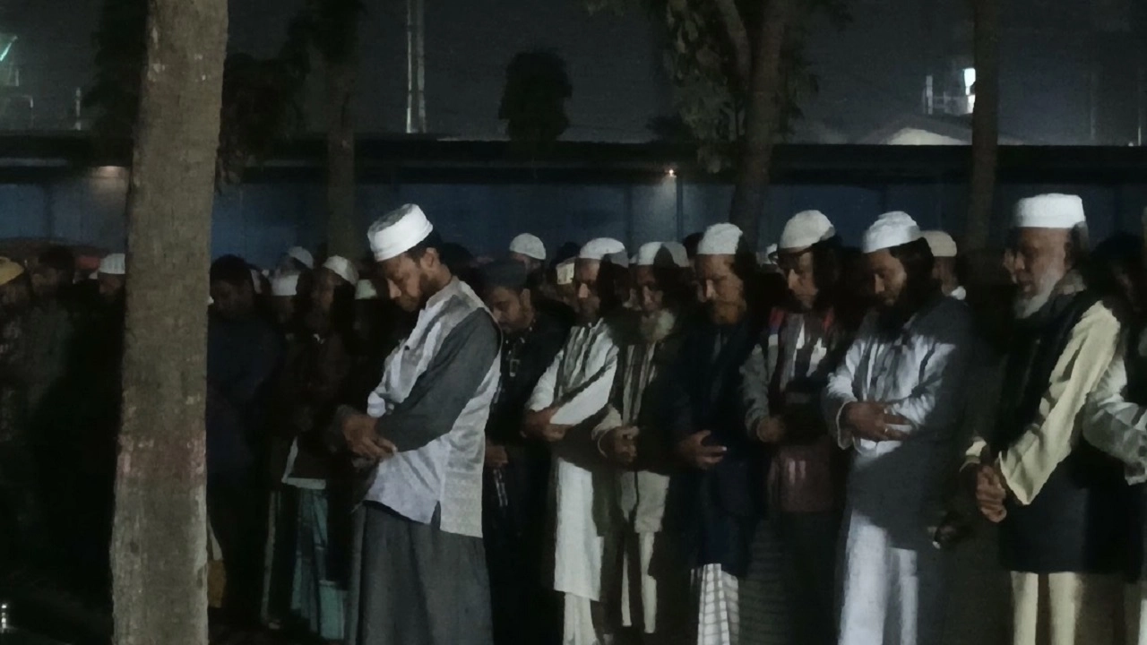 কুষ্টিয়ায় সড়ক দুর্ঘটনায় নিহত দুইজনের জানাজা পড়ালেন আমির হামজা