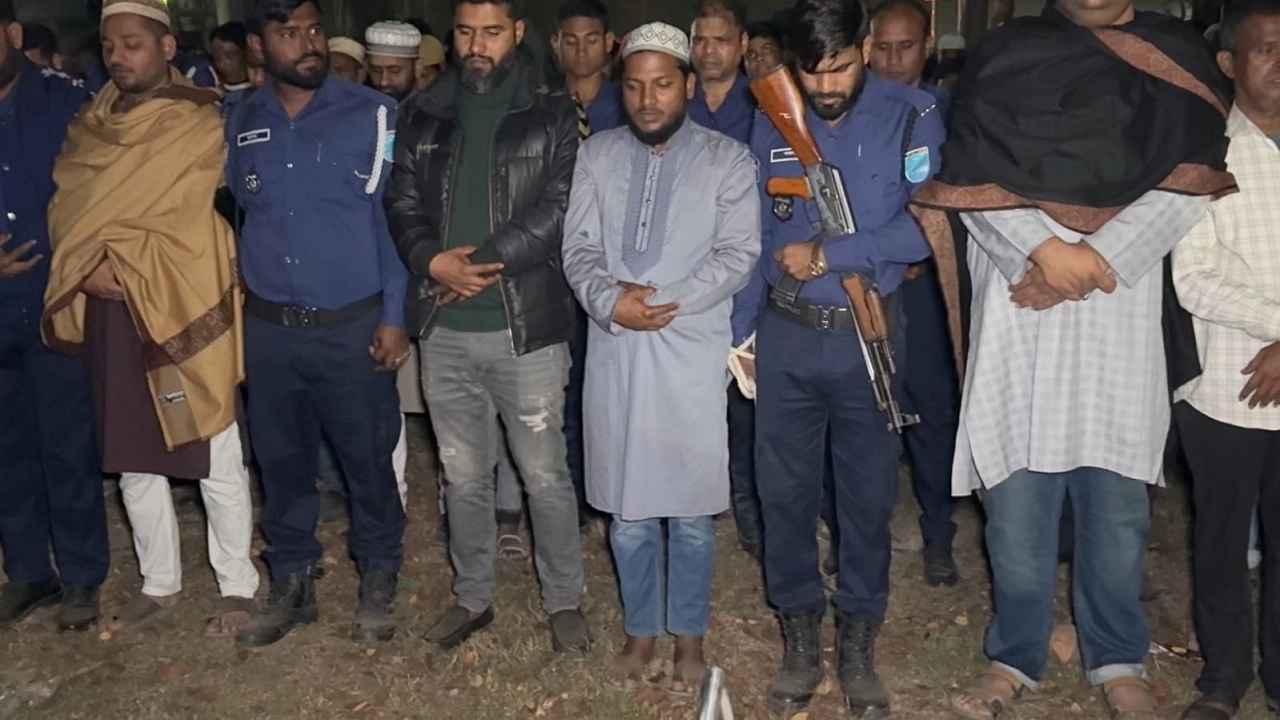পুলিশ পাহারায় বাবার জানাজায় অংশ নিয়েছেন ছাত্রদল নেতা আলাউদ্দিন