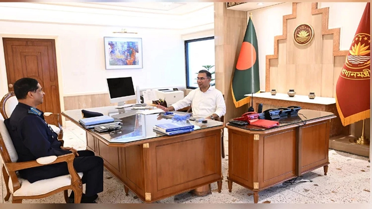 প্রধানমন্ত্রী তারেক রহমানের সঙ্গে বিমান বাহিনী প্রধান এয়ার চিফ মার্শাল হাসান মাহমুদ খাঁন সৌজন্য সাক্ষাৎ