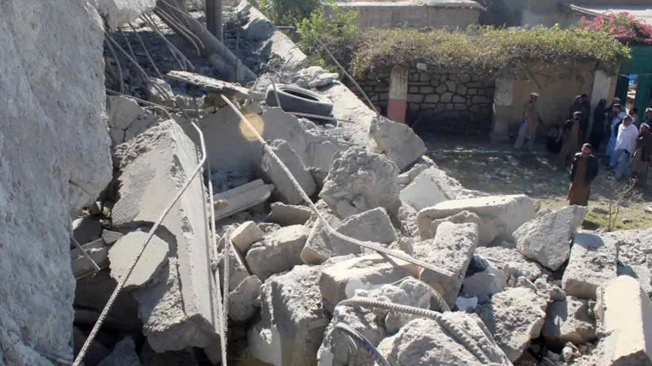 হামলায় বিধ্বস্ত একটি ভবন। পুরোনো ছবি