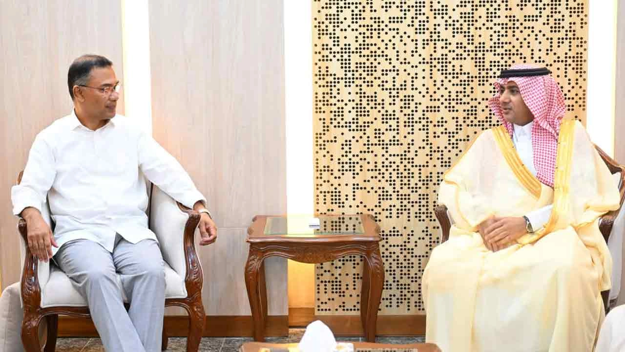 প্রধানমন্ত্রী তারেক রহমানের সঙ্গে সৌজন্য সাক্ষাৎ করেছেন ঢাকায় নিযুক্ত সৌদি আরবের রাষ্ট্রদূত ড. আব্দুল্লাহ জাফর এইচ বিন আবিয়া।