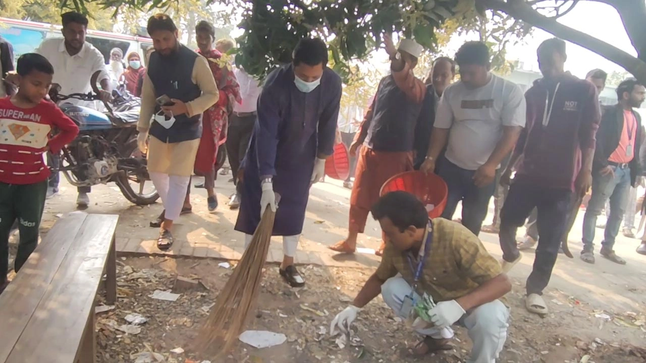 পরিচ্ছন্নতা কার্যক্রমে অংশ নিয়েছেন এমপি শেখ মঞ্জুরুল হক রাহাদ।