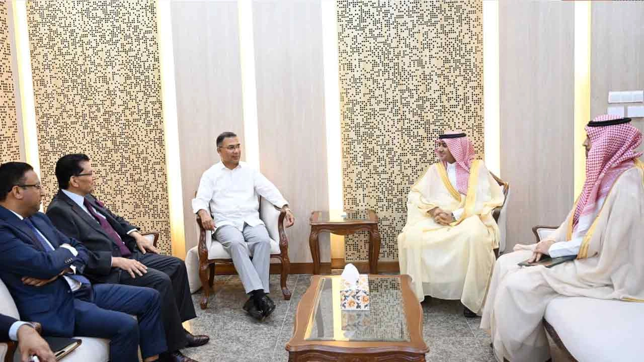 প্রধানমন্ত্রী তারেক রহমানের সঙ্গে সৌজন্য সাক্ষাৎ করেছেন ঢাকায় নিযুক্ত সৌদি আরবের রাষ্ট্রদূত ড. আব্দুল্লাহ জাফর এইচ বিন আবিয়া।