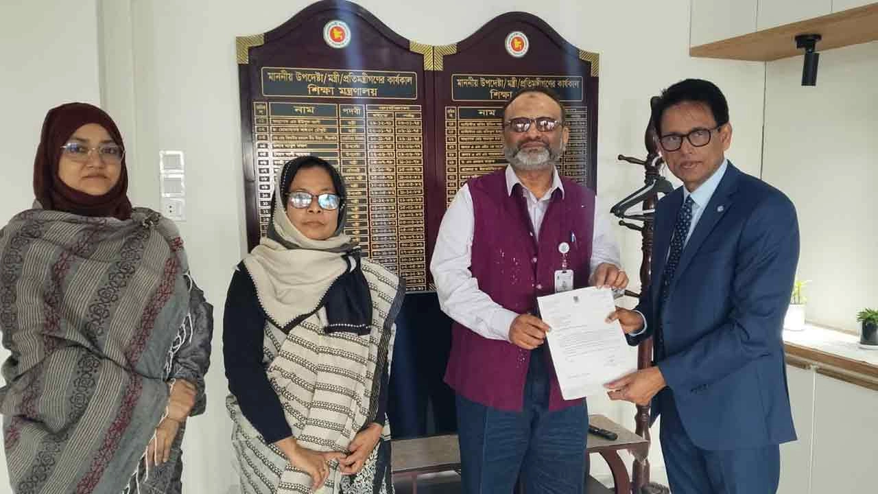 শিক্ষামন্ত্রী এহছানুল হক মিলনের কাছে আনুষ্ঠানিকভাবে পদত্যাগপত্র হস্তান্তর করছেন ঢাবি উপাচার্য অধ্যাপক ড. নিয়াজ আহমদ খান।