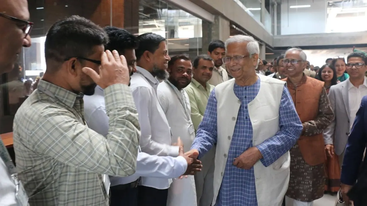 সকালে ইউনূস সেন্টারে পৌছালে দীর্ঘদিনের সহকর্মীরা ড. মুহাম্মদ ইউনূসকে উষ্ণ অভ্যর্থনা জানান। ছবি: ফেসবুক থেকে সংগৃহীত