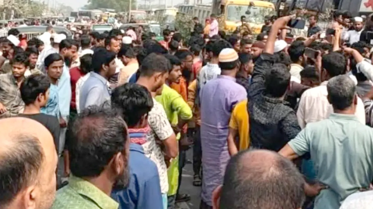 মহাসড়ক অবরোধ করে বিক্ষোভ করেছেন সিএনজিচালিত অটোরিকশা চালকরা