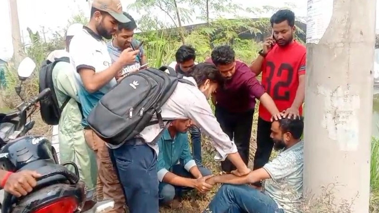 ফাঁকা গুলি করে টাকা ছিনতাই