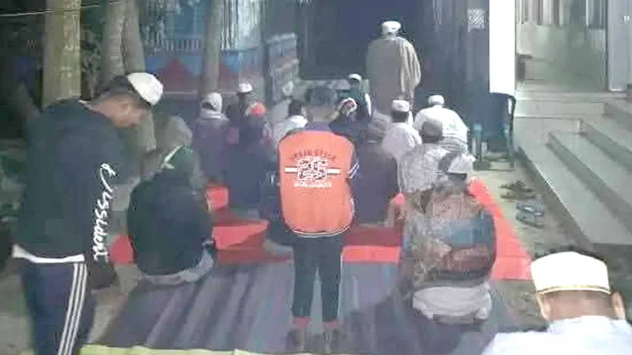 মসজিদের বাইরে খোলা স্থানে নামাজ আদায়