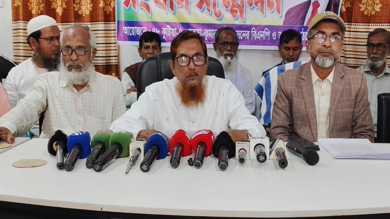 সংবাদ সম্মেলনে বিএনপি নেতারা।