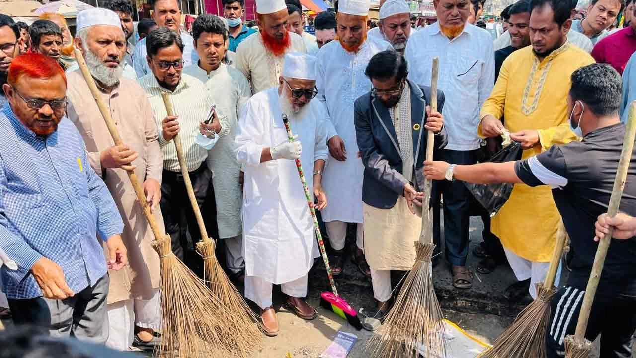 লোহাগাড়ায়পরিচ্ছন্নতা অভিযানে সরাসরি অংশ নিলেন শাহজাহান চৌধুরী