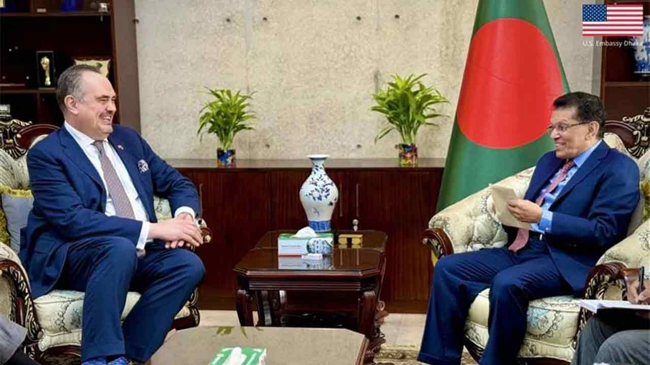 পররাষ্ট্রমন্ত্রী খলিলুর রহমান সঙ্গে সৌজন্য সাক্ষাৎ করেছেন মার্কিন রাষ্ট্রদূত ব্রেন্ট ক্রিস্টেনসেন