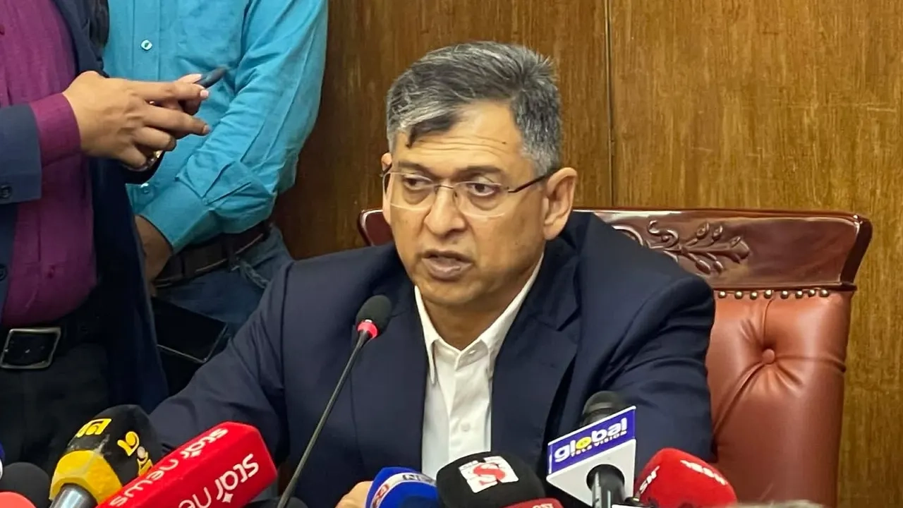 আইনশৃঙ্খলা বাহিনীর প্রধানদের সঙ্গে মতবিনিময় সভা শেষে স্বরাষ্ট্রমন্ত্রী সালাহউদ্দিন আহমদ