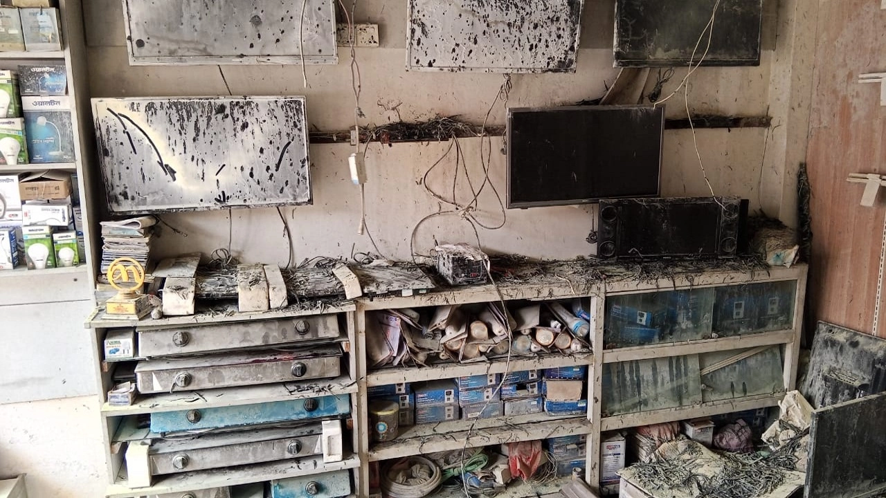 শোরুমের ভেতরের পুড়ে যাওয়া দৃশ্য ও বাইরে সরিয়ে রাখা ক্ষতিগ্রস্ত ইলেকট্রনিক পণ্য