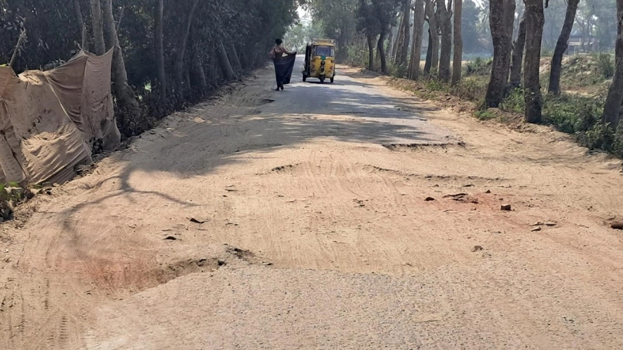 বালুবাহী ট্রাকে ক্ষতিগ্রস্ত হচ্ছে গুরুত্বপূর্ণ আঞ্চলিক সড়ক