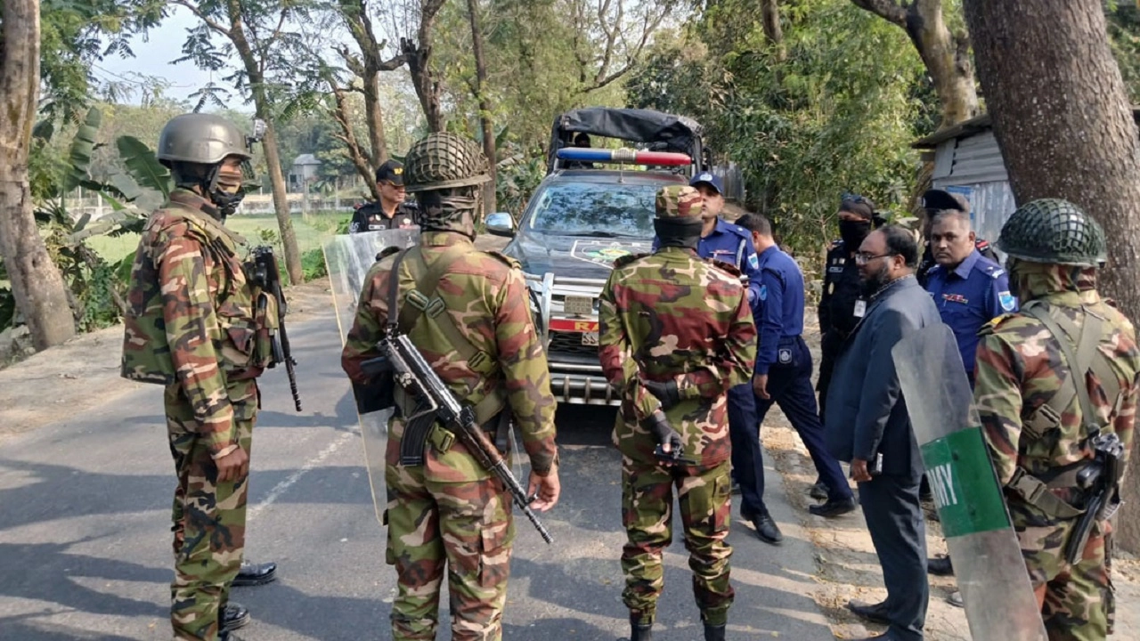 ঘটনাস্থলে পুলিশের পাশাপাশি সেনা ও র্যাব সদস্যরা উপস্থিত