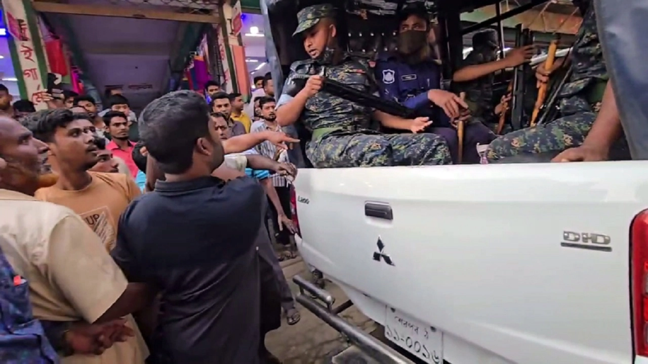 তোপের মুখে পিছু হটছে প্রশাসন