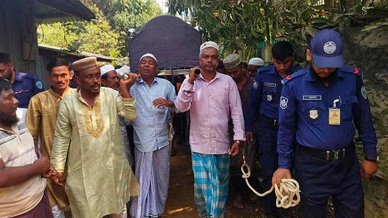 প্যারোলে মুক্তি পেয়ে মায়ের জানাজায় ফরিদুল আলম ও মোহাম্মদ ইসমাইল