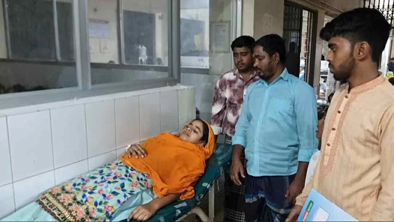 নৌকাডুবিতে আহতরা ও আহতদের দেখতে মতলব দক্ষিণ স্বাস্থ্য কমপ্লেক্সে স্বজনদের ভিড়