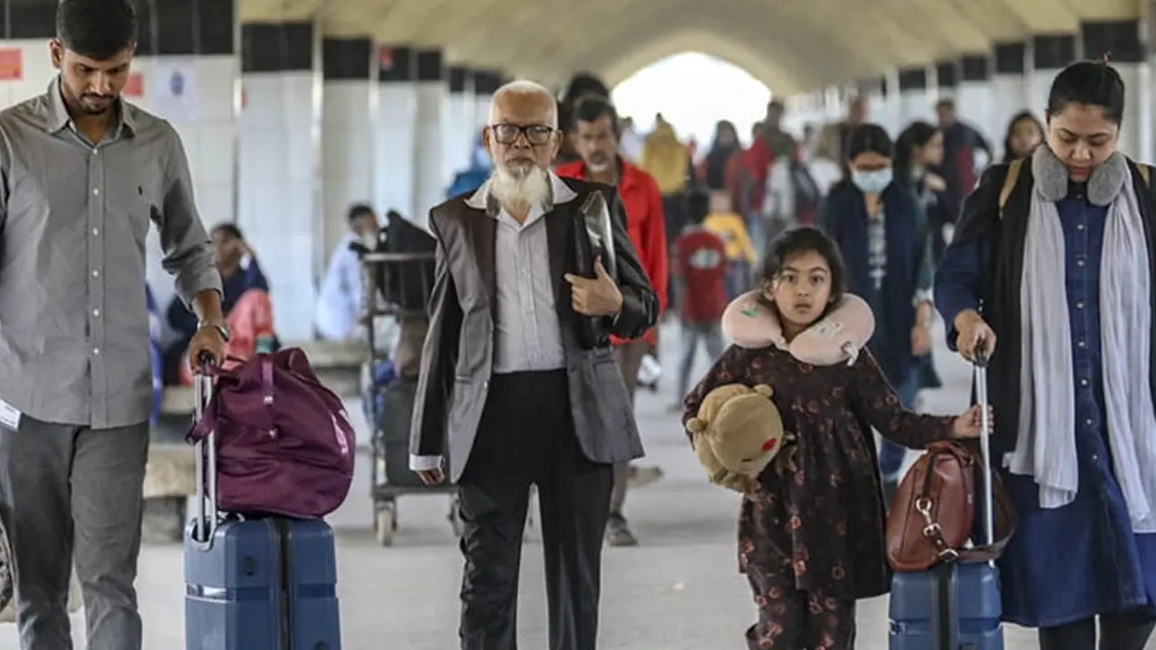 ঈদের ছুটিতে বাড়ীর পথে-ফাইল ছবি