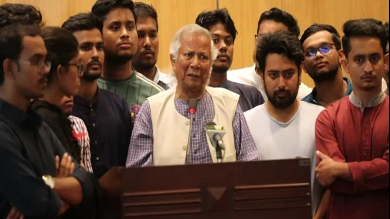 ছাত্রদের সঙ্গে ড. মুহাম্মদ ইউনূস-ফাইল ছবি