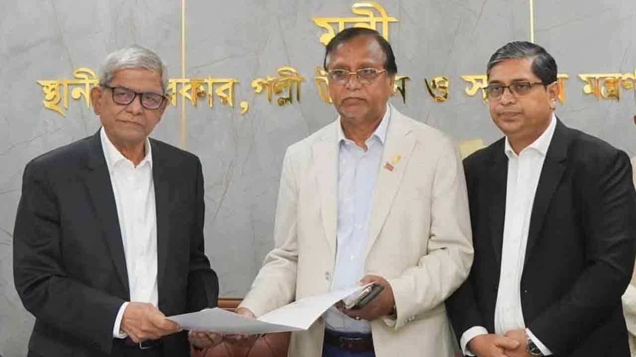 স্থানীয় সরকার মন্ত্রী মির্জা ফখরুল ইসলাম আলমগীর কাছে থেকে আনুষ্ঠানিকভাবে দায়িত্ব গ্রহণ করেছেন মোঃ আবদুস সালাম