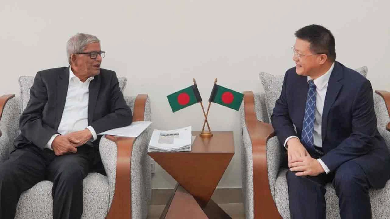 স্থানীয় সরকার, পল্লী উন্নয়ন ও সমবায় মন্ত্রী মির্জা ফখরুল ইসলাম আলমগীর-এর সঙ্গে ঢাকায় নিযুক্ত চীনের রাষ্ট্রদূত ইয়াও ওয়েন সৌজন্য সাক্ষাৎ