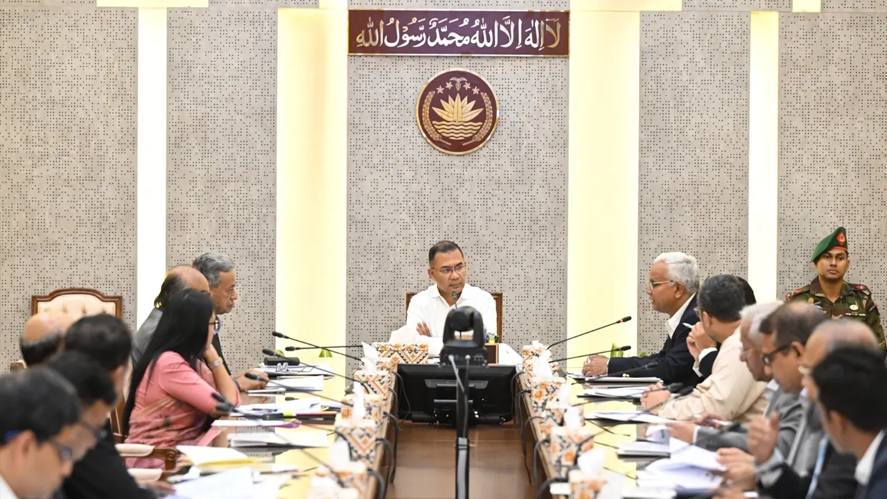 প্রধানমন্ত্রী তারেক রহমান আজ মঙ্গলবার (২৪ ফেব্রুয়ারি ২০২৬) বাংলাদেশ সচিবালয়ের মন্ত্রিপরিষদ বিভাগের সম্মেলন কক্ষে ‘ফ্যামিলি কার্ড’ বিষয়ক এক গুরুত্বপূর্ণ সভায় সভাপতিত্ব করেন