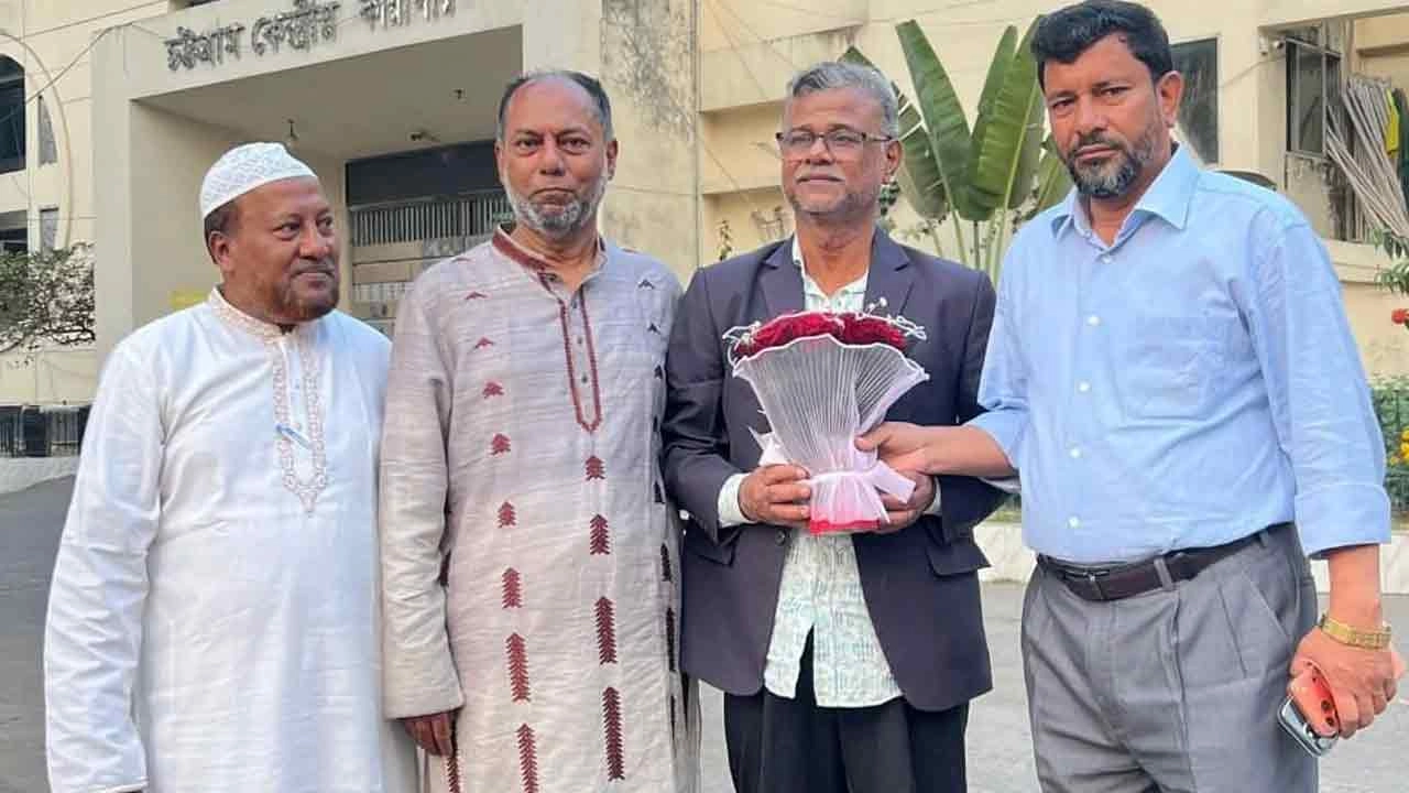 আওয়ামী লীগের নেতা সদ্য কারামুক্ত দুলা মিয়াকে কারা ফটকে ফুলেল শুভেচ্ছা জানান বিএনপির নেতা নাজমুল মোস্তফা আমিন।