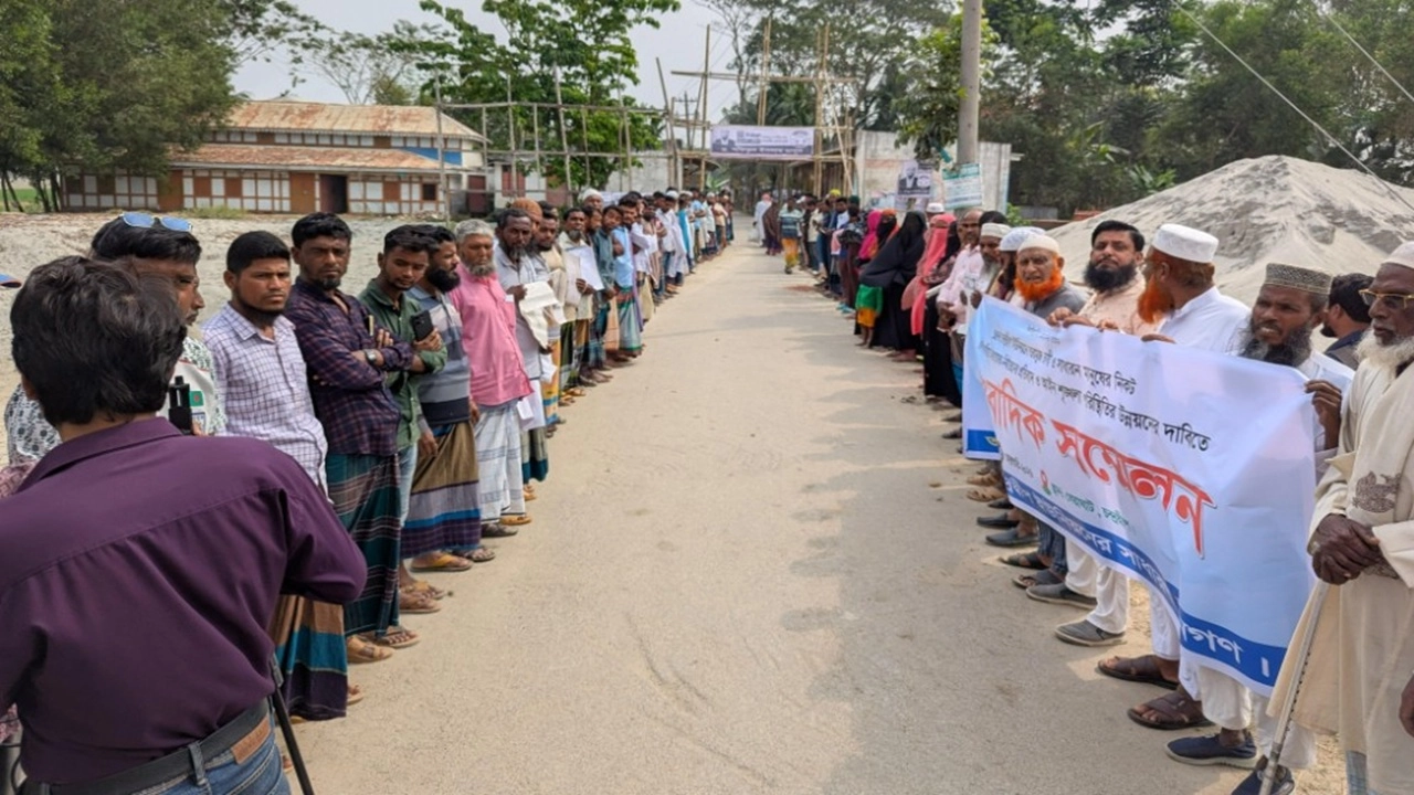 বাউফলে চাঁদাবাজি বন্ধ ও নির্যাতন থেকে রক্ষার দাবীতে  মানববন্ধন।