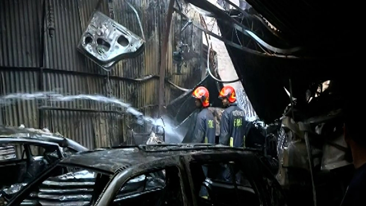 আগুন নেভাচ্ছেন ফায়ার সার্ভিস ও সিভিল ডিফেন্সের কর্মীরা