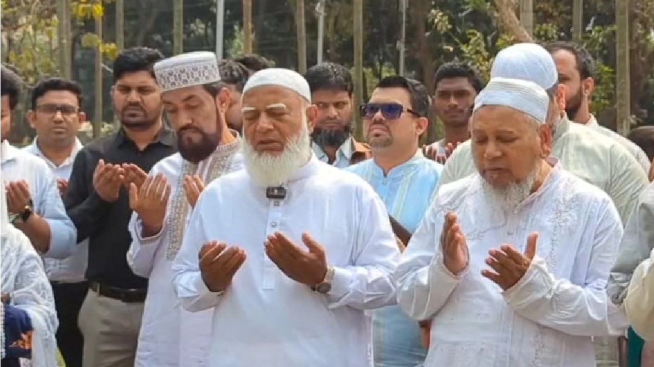 শহীদদের কবর জিয়ারতে জামায়াত আমীর