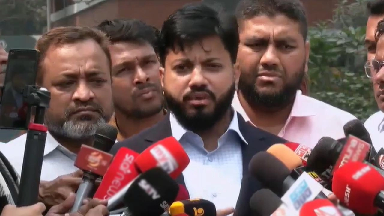 সাংবাদিকদের সঙ্গে কথা বলছেন মুক্তিযুদ্ধ মন্ত্রণালয়ের প্রতিমন্ত্রী ইশরাক হোসেন