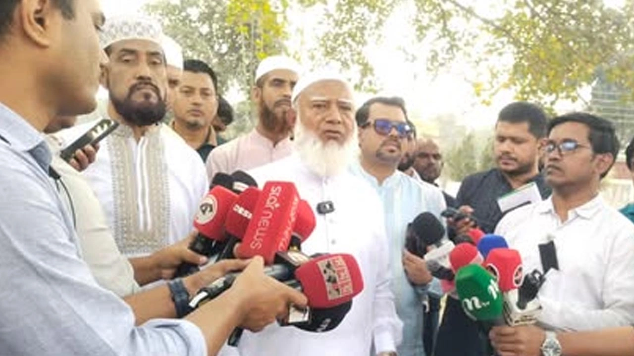 সাংবাদিকদের সঙ্গে কথা বলছেন জামায়াত আমির ড. শফিকুর রহমান