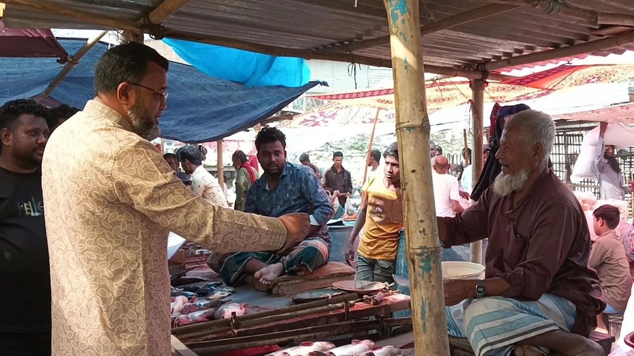 দ্রব্যমূল্যের ঊর্ধ্বগতির প্রতিবাদে বিএনপি নেতা শিরিনের গণসংযোগ