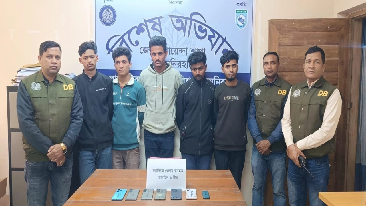 ডিবির অভিযানে অনলাইন জুয়াড়ি চক্রের ৫ সদস্য গ্রেফতার, উদ্ধার ৮২ সিম ও ৬ মোবাইল