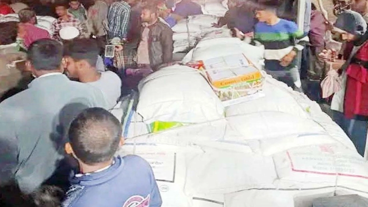 সার পাচারের সময় দুই ব্যবসায়ীকে জরিমানা