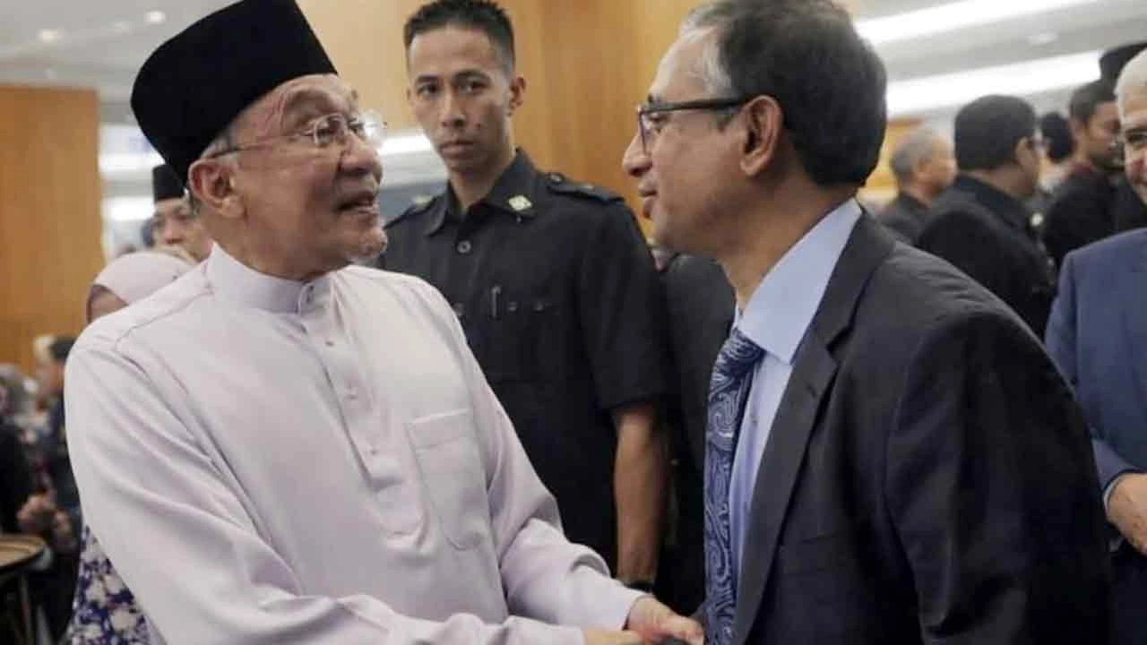 মালয়েশিয়ার প্রধানমন্ত্রী আনোয়ার ইব্রাহিমের সঙ্গে সৌজন্য সাক্ষাৎ ও কুশল বিনিময় করেছেন দেশটিতে নিযুক্ত বাংলাদেশের হাইকমিশনার মনজুরুল করিম খান চৌধুরী