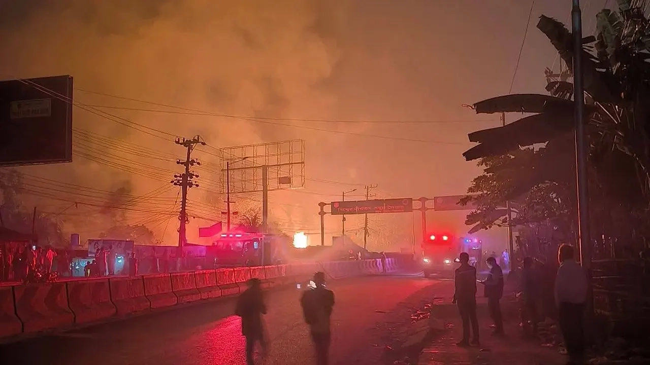 কক্সবাজারের কলাতলী বাইপাস সড়কের একটি গ্যাস পাম্পে অগ্নিকাণ্ড