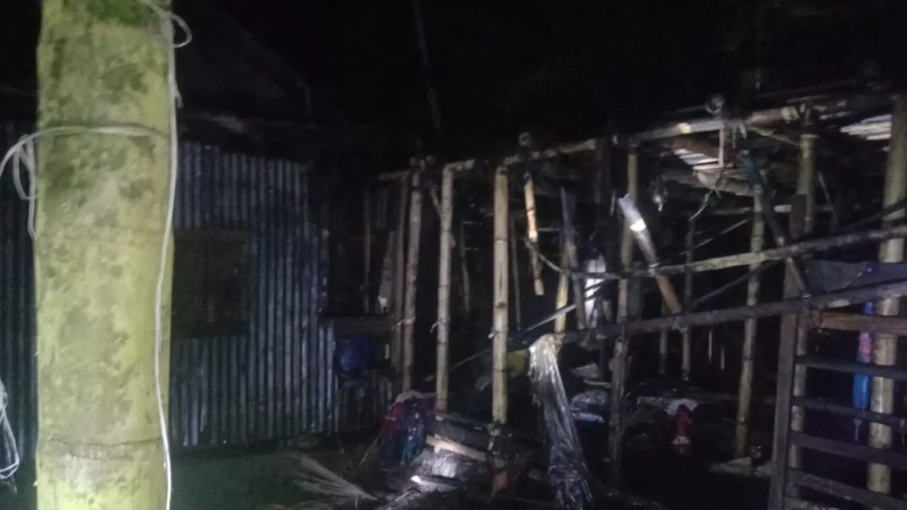 পিরোজপুরে গভীর রাতে বসতঘরে আগুন দিয়েছে দুবৃত্তরা