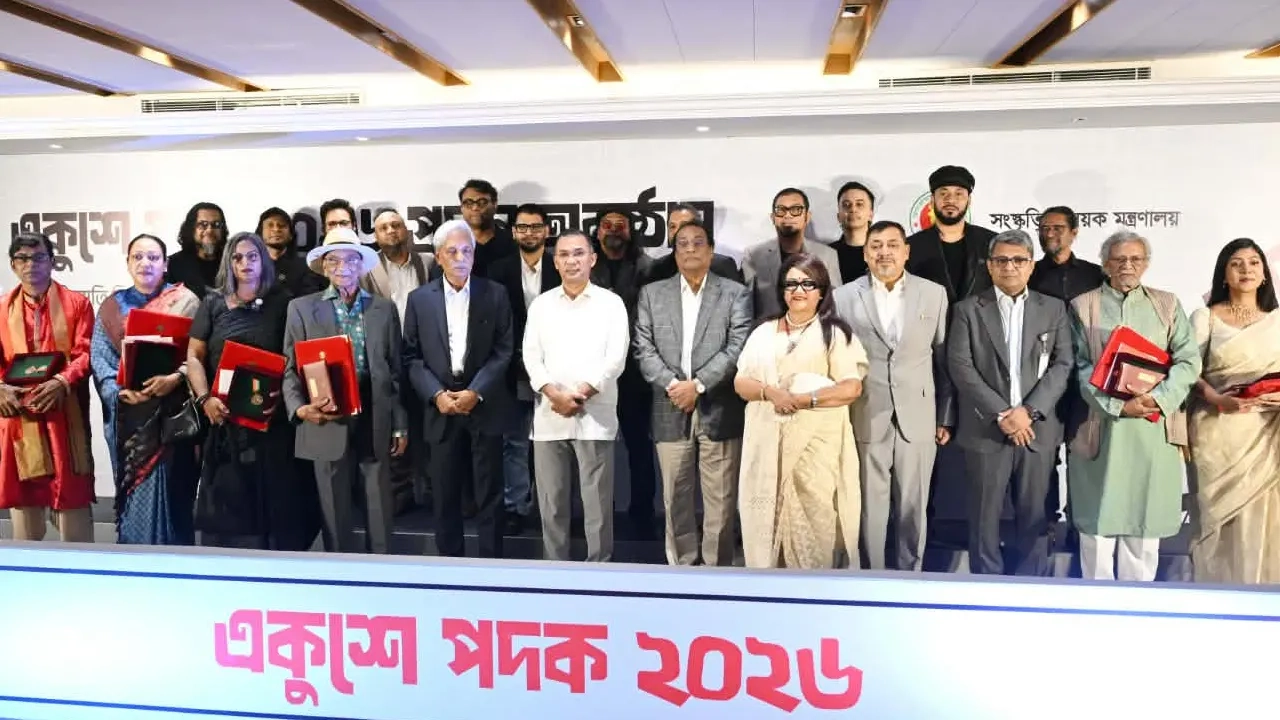 ওসমানী স্মৃতি মিলনায়তনে একুশে পদক প্রদান অনুষ্ঠানে প্রধানমন্ত্রীর সঙ্গে পদকপ্রাপ্তরা