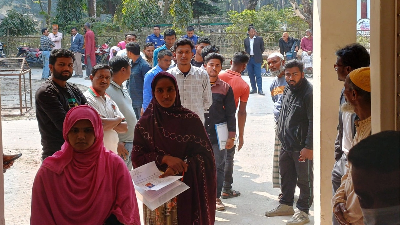 পরীক্ষায় অংশ নেয়া তরুণ-তরুণীরা