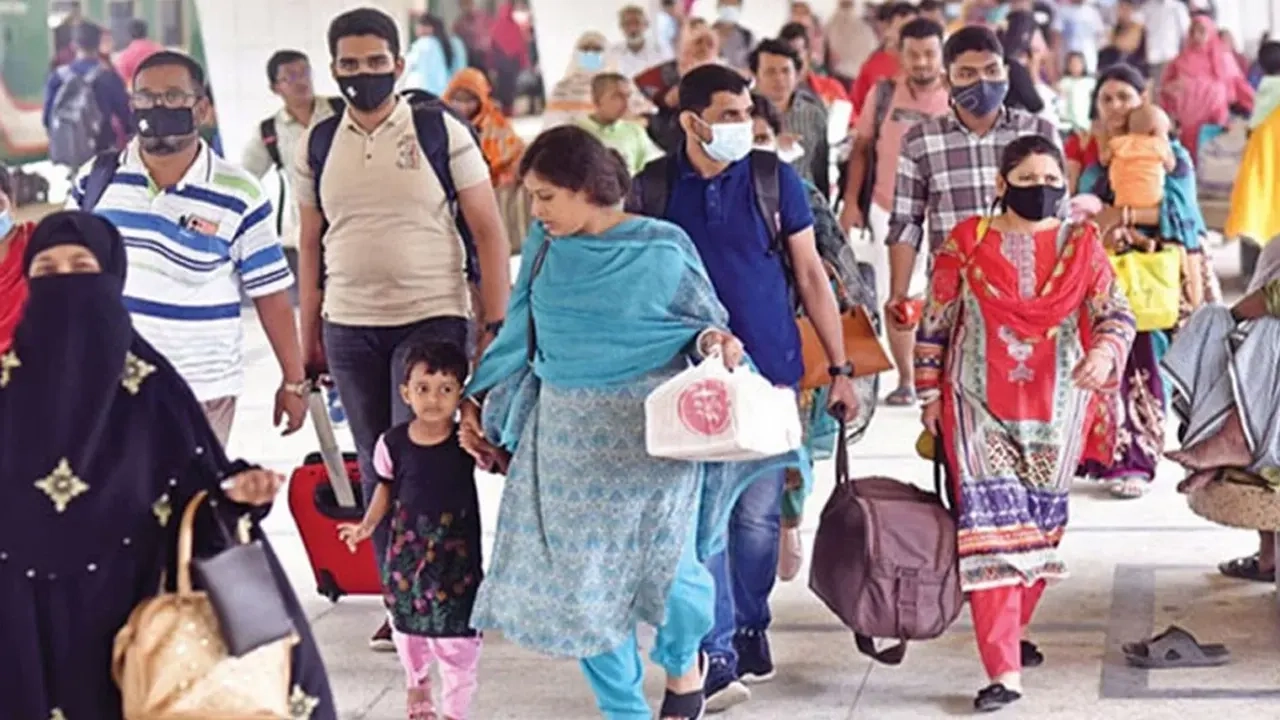 ঈদের ছুটিতে বাড়ীর পথে-ফাইল ছবি