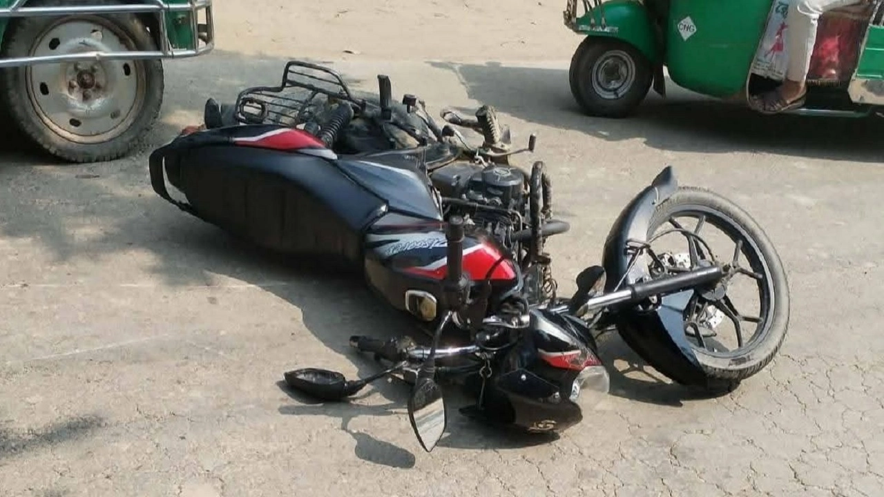 দুর্ঘটনা কবলিত মোটরসাইকেল